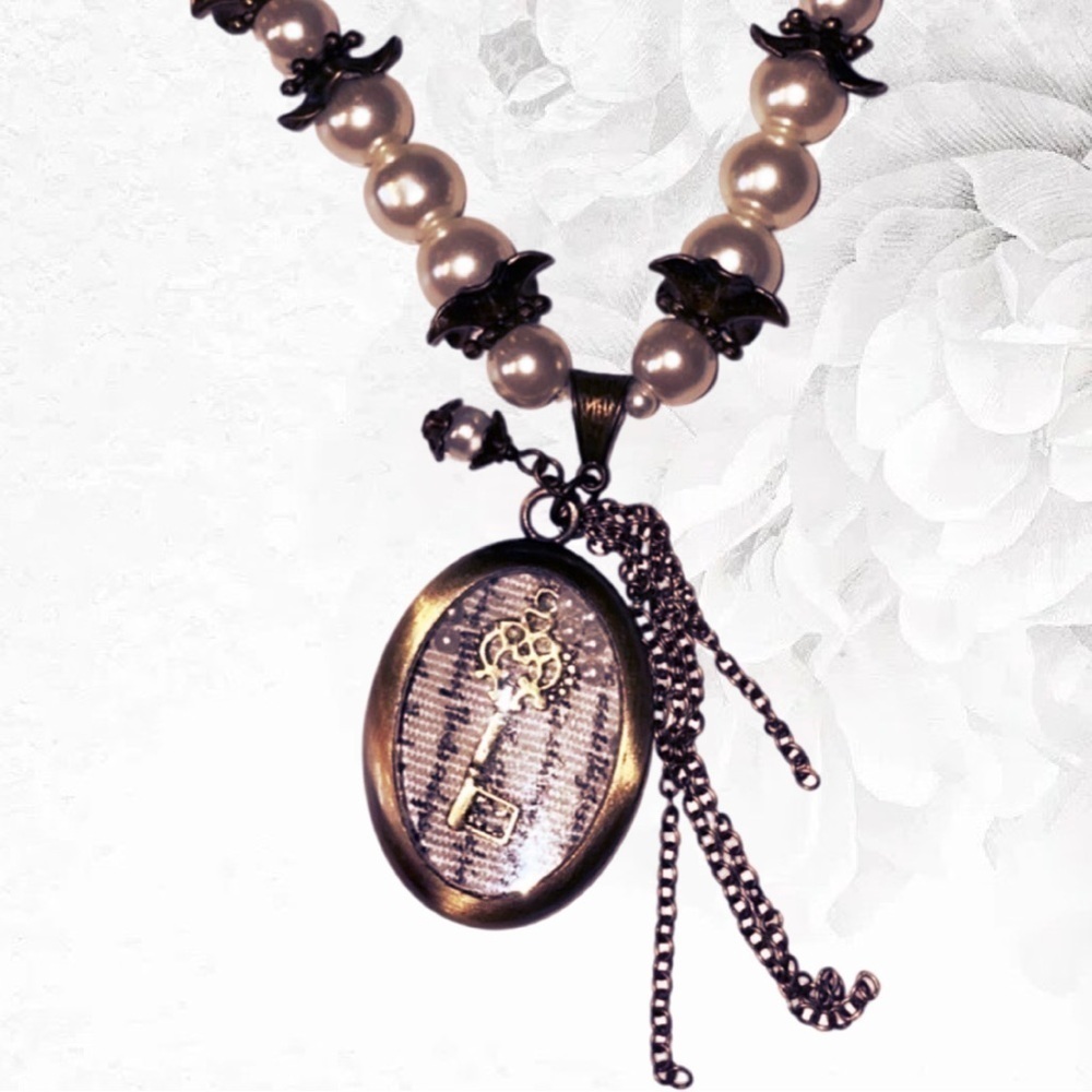 Pearl Bead Necklace with Vintage Pendant - Pink